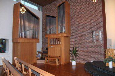 Große Kirchenorgel mit Pfeifen und Holzverkleidung.