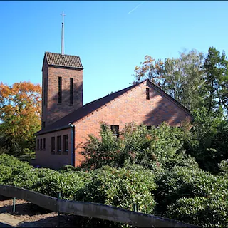 Backsteinkirche mit Turm.