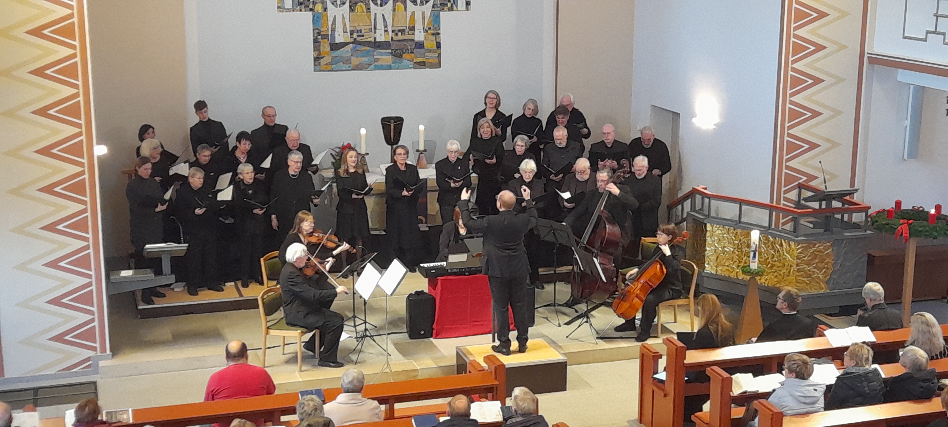  Ein Chor und Musiker treten in einer Kirche auf.