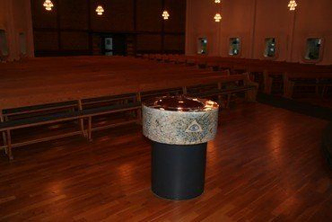 Taufbecken in einer leeren modernen Kirche.