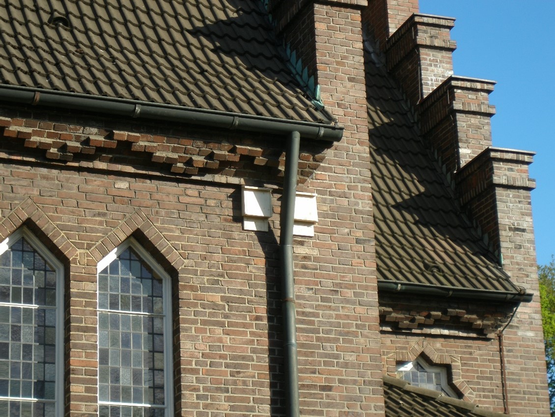 eine Kirche mit Fledermauskästen