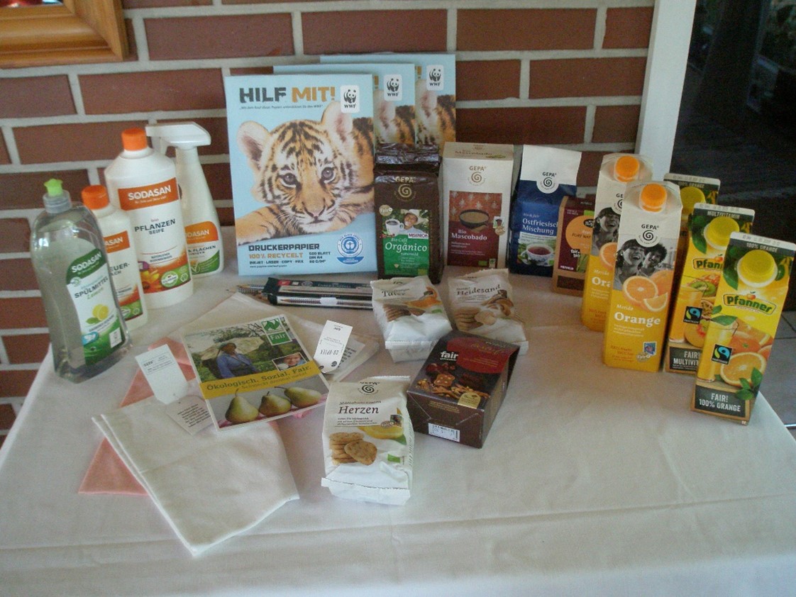 verschiedene faire Lebensmittel und Putzmittel