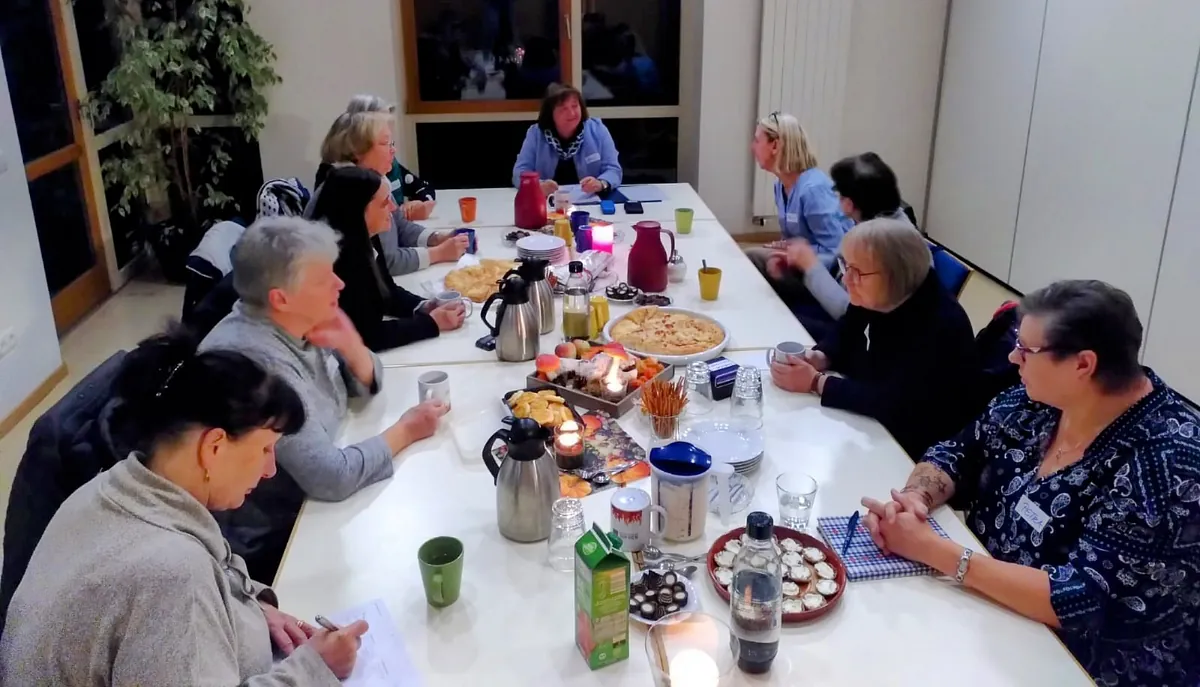 eine Frauengruppe am Tisch mit Getränken und Essen