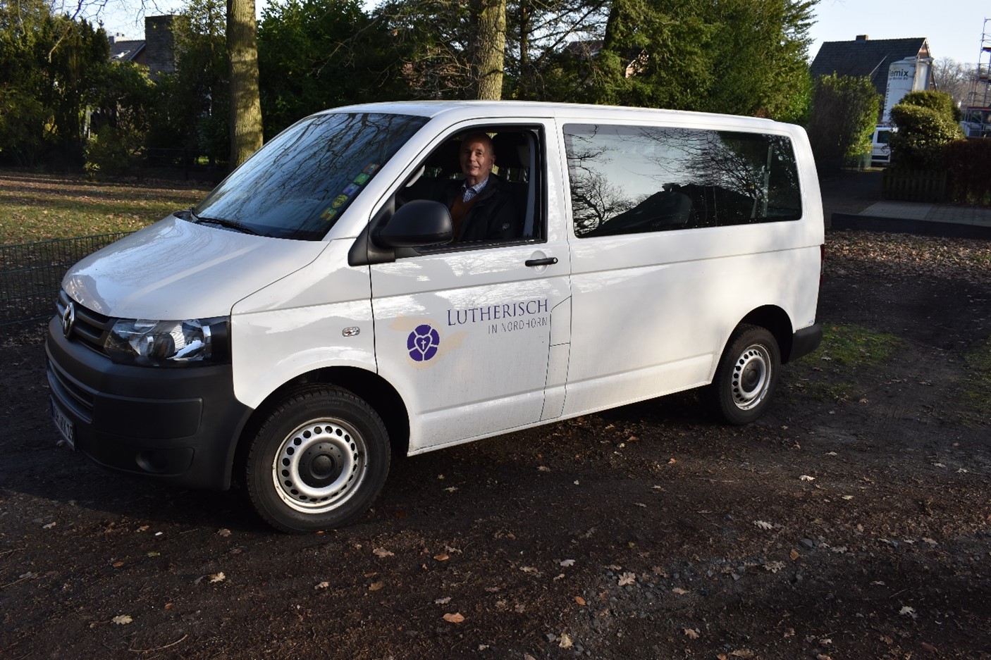 EIn weißer VW-Bulli mit Firmenlogo "Lutherisch in Nordhorn"