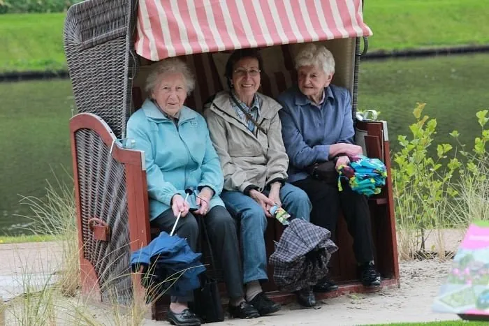 Drei Damen im Strandkorb