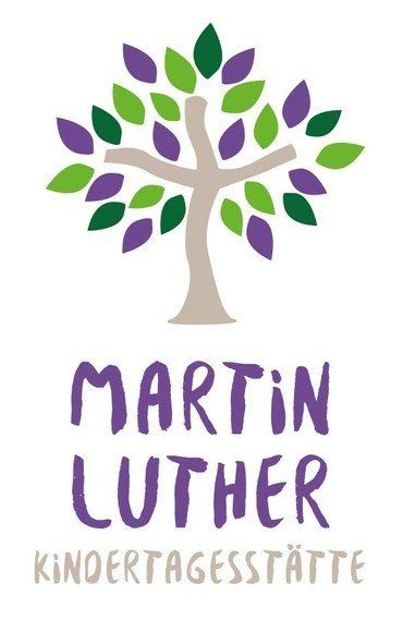 Baum mit Kreuzstamm, bunten Blättern, Text „MARTIN LUTHER KINDERTAGESSTÄTTE“.