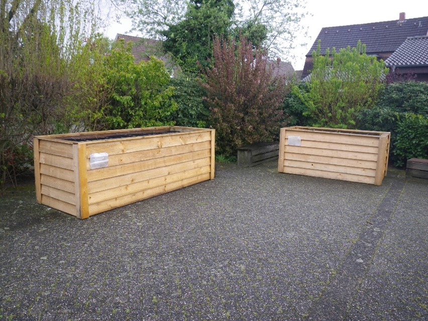 ein Garten mit Hochbeeten