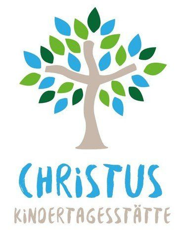 Baum mit Kreuzstamm, bunten Blättern, Text „CHRISTUS KINDERTAGESSTÄTTE“.