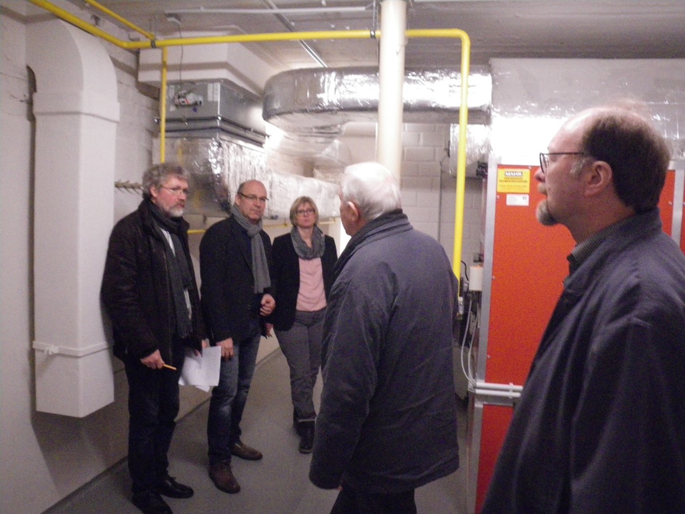 mehrere Menschen im Heizungskeller